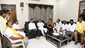 ycp కీలకనేత ఇంటికి వెళ్లిన నారా లోకేష్!!