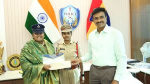 Constable Naveena: కానిస్టేబుల్ నవీనకు సీపీ అభినందనలు.. 