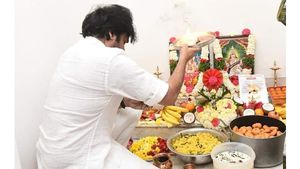 పవన్ కళ్యాణ్ ప్రత్యేక పూజలు: తెలంగాణలో క్షేత్రాల సందర్శన, రెండు రాష్ట్రాల నేతలతో భేటీ