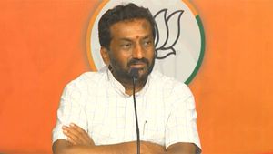 ఆ పదం నిషిద్ధమా? ఈటలకు నోటీసులు ఎలా?: ప్రశాంత్ రెడ్డికి రఘునందన్ సవాల్
