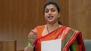 బాలయ్యను కాదని లోకేశ్ కు మంత్రి పదవి: ఎన్టీఆర్ -హరికృష్ణను బాధ పెట్టారు : రోజా ఫైర్..!!