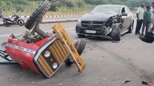 వార్నీ: బెంజ్ కారు ఢీ కొట్టిన దెబ్బకు రెండు ముక్కలైన ట్రాక్టర్..!!