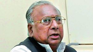 వీహెచ్ మళ్లీ వేశాడు: ముందు నా విగ్రహాం రిలీజ్ చేయ్, కేసీఆర్‌కు సవాల్