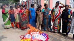 video:కేసీఆర్‌తో పెట్టుకుంటే అట్ల ఉంటది, చీరలను కాల్చి, తర్వాత కండువా వేసుకొని