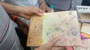 Viral Video: వెడ్డింగ్ కార్డే కదా అని అనుకోకండి..  దాంట్లో కోట్లున్నాయి..!