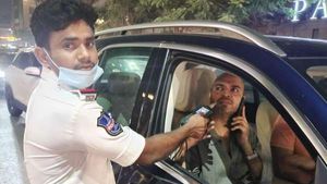  రైల్వే ట్రాక్ పై తల పెట్టి ట్రాఫిక్ ఎస్ఐ ఆత్మహత్య: ప్రేమ వ్యవహారమేనా?
