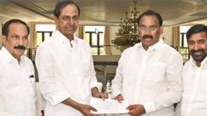 కూసుకుంట్లకు బీఫామ్ అందించిన కేసీఆర్: రూ. 40 లక్షల చెక్కు కూడా