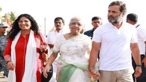 రాహుల్ భారత్ జోడో యాత్రలో గౌరీ లంకేష్ కుటుంబసభ్యులు: చేయి పట్టుకుని నడిచారు