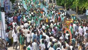 అమరావతి రైతులను అడ్డుకున్న వైసీపీ.. నిడదవోలులో ఉద్రిక్తత