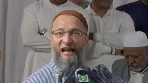 Asaduddin Owaisi: గాడ్సేపై వస్తున్న సినిమాను పీఎం  అడ్డుకుంటారా..! 