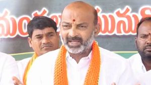 కేసీఆర్ సభలో ఏడుస్తాడట! కాన్వాయ్‌లో డబ్బుల సంచులు!!: బండి సంచలనం