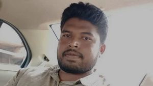 Golmaal: రూ. 84 లక్షలు గోల్ మాల్, గుజరాత్, ఢిల్లీ వ్యక్తుల అకౌంట్ లో?, బ్యాంక్ క్యాషియర్! 