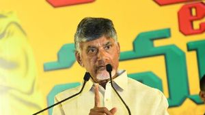 పవన్ కళ్యాణ్ కూర్చోవాలో.. నిల్చువాలో.. మీరే చెబుతారా?: చంద్రబాబు ఆగ్రహం
