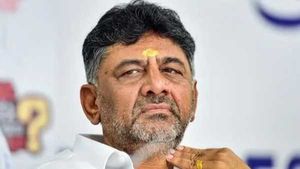 DKS: పాదయాత్ర చేసింది చాలు, వెంటనే ఢిల్లీ వచ్చేయండి, డీకే బ్రదర్స్ కు ఈడీ షాక్ ! 