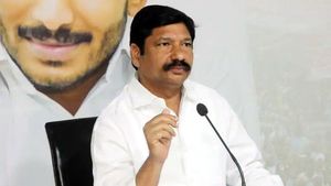 సత్యకుమార్ టీడీపీనా - బీజేపీనా : మరోసారి మాట్లాడితే - మంత్రి జోగి రమేష్ హెచ్చరిక..!!
