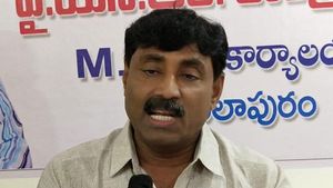 వేరేవాళ్లతో మీకు అనవసరమండీ.. ఆయన్ను చూడండి