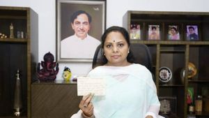 కల్వకుంట్ల కవితను టార్గెట్ ను చేసిన బీజేపీ - ఫోన్లపై నిఘా..!!