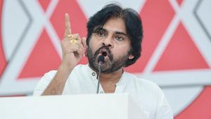 ఒక్క దెబ్బకు రెండు పిట్టలు కొట్టిన పవన్ కల్యాణ్!