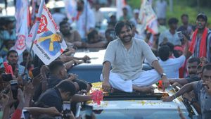 విడుదల చేయకుంటే స్టేషన్ కు వస్తా - విశాఖలో పవన్ కు నీరాజనం..!!