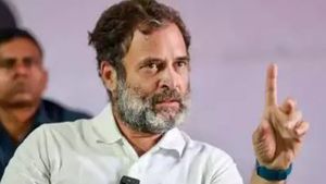 రాహుల్ వద్దకు దూసుకొచ్చిన వ్యక్తి, కాళ్లు పట్టుకొని.. పవర్ కట్, సభ రద్దు