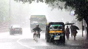 హైదరాబాద్ తోపాటు తెలంగాణ జిల్లాల్లో భారీ వర్షాలు: ఆ జిల్లాలకు అలర్ట్