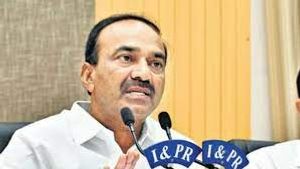  జీతాలు ఎందుకు ఇవ్వడం లేదు, బట్టలు కొనుక్కొనివ్వడం లేదు: ఈటల రాజేందర్
