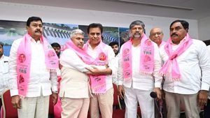 బీజేపీకి మరో షాక్: కేటీఆర్ సమక్షంలో టీఆర్ఎస్‌లోకి రాపోలు ఆనందభాస్కర్