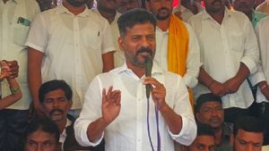 బీఆర్ఎస్‌పై ఢిల్లీ హైకోర్టుకు రేవంత్ రెడ్డి: రవితేజ, బ్రహ్మానందంలా బీజేపీ, టీఆర్ఎస్..
