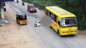 Viral Video: గల్లీల్లో  కూడా హెల్మెంట్ పెట్టుకోవాలా.. ఈ వీడియో చూసి డిసైడ్ కండి..