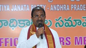పవన్ కళ్యాణ్‌ను టచ్ చేస్తే రంగంలోకి బీజేపీ: సోము వీర్రాజు వార్నింగ్, జనసేనానికి ఫోన్