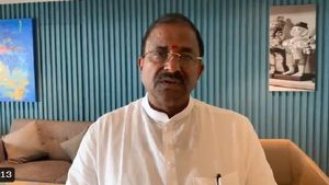 విశాఖ కేంద్రంగా బీజేపీలో టార్గెట్ వీర్రాజు రాజకీయం - విజయ సాయిరెడ్డి ఎఫెక్ట్..!!