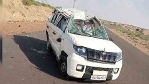 తెలంగాణ సీఐడీ డీజీ గోవింద్ సింగ్ కారు బోల్తా: ఆయన భార్య మృతి, మరో ఇద్దరికి గాయాలు