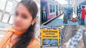  Student: కాలేజ్ అమ్మాయిని రైలు కిందతోసి చంపేసిన లవర్, షాక్ తో తండ్రి ఆత్మహత్య !