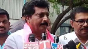 కోమటిరెడ్డి రాజగోపాల్ రెడ్డిని అనర్హుడిగా ప్రకటించండి: 18 వేల కోట్లంటూ ఈసీకి టీఆర్ఎస్