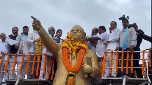 Visakha Garjana : భారీవర్షంతో ఆలస్యంగా మొదలైన విశాఖ గర్జన-భారీ ర్యాలీ, డప్పులు, నృత్యాలు