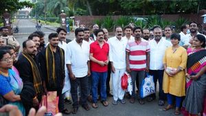 వైజాగ్ జైలు నుంచి జనసేన నేతల రిలీజ్-హైకోర్టు బెయిల్ తో విడుదల-ఘనస్వాగతం