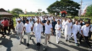  Rahul Gandhi: అమ్మాయిలు పోటీపడి రాహుల్ తో సెల్ఫీలు, పిల్లలతో యువరాజు !