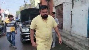 రోడ్డుపై నడుచుకుంటూ రాజా‌సింగ్: మొరాయిస్తున్న బుల్లెట్ ప్రూఫ్ వాహనం