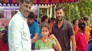 గోల్డ్ మెడల్ గెలిచిన ఎఫ్ఆర్ఓ శ్రీనివాస్ కూతురు: హత్యతో గుత్తికోయల గ్రామ బహిష్కరణ