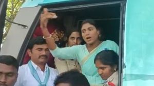   వైఎస్ షర్మిల అరెస్ట్, తీవ్ర ఉద్రిక్తత: బస్సుకు నిప్పు, ఫ్లెక్సీల దగ్ధం