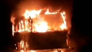 అరకులోయలో పర్యాటకుల బస్సులో చెలరేగిన మంటలు - తప్పిన ముప్పు