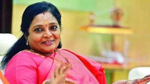 మరోసారి మంచి మనసు చాటుకున్న గవర్నర్ తమిళిసై: గాయపడిన యువకుడికి వైద్యం (వీడియో)