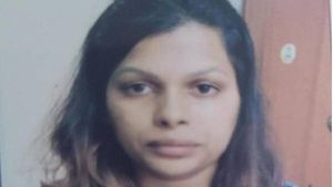  Cheating: బెంగళూరు బ్యూటీ, చెన్నై చిన్నోడు, నా భర్త కస్టమ్స్ ఆఫీసర్ ?, రూ. 68 లక్షలు ఫట్ ! 