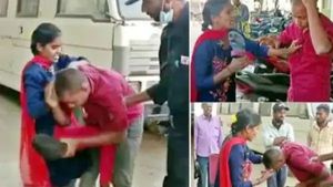 అపార కాళిలా మారిన యువతి, వేధిస్తోన్న యువకుడికి దేహాశుద్ది