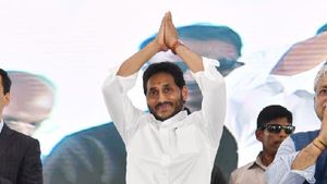 వచ్చే ఎన్నికల్లో అదే జగన్ బ్రహ్మస్త్రం - అందరివాడుగా నిలిచేందుకు : ఇదీ లెక్క..!!