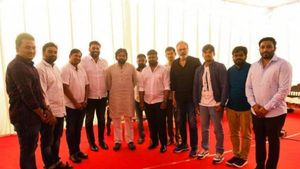  రూ.కోటి విరాళం: జల్సా మూవీ రిలీజ్ ద్వారా అర్జన, పవన్‌కు అందజేత