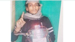  Cooker bomb: బాంబు పేలుడు కేసులో ట్విస్ట్, బాంబుతో నిలబడి షారిఖ్ ఫోజులు ! 