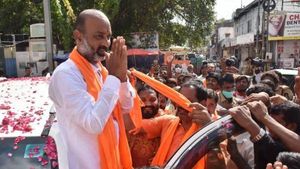 పాదయాత్రకు అనుమతి నిరాకరణ: పోలీసుల అదుపులో బండి సంజయ్, కరీంనగర్‌కు..