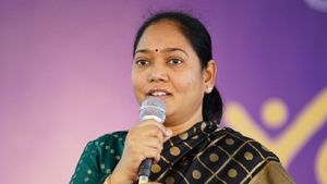 టీడీపీలోకి సుచరిత - భర్తతో పాటే అడుగులు..!?