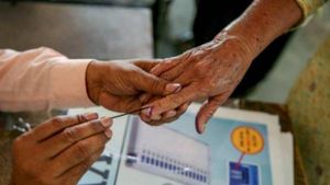 59.92 పోలింగ్ నమోదు: 95 శాతం పోలయ్యే ఛాన్స్, మొబైల్స్‌కు నో పర్మిషన్